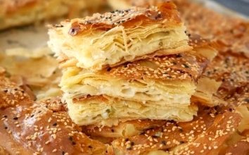 Katmer Lezzetinde El Açması Tepsi Böreği