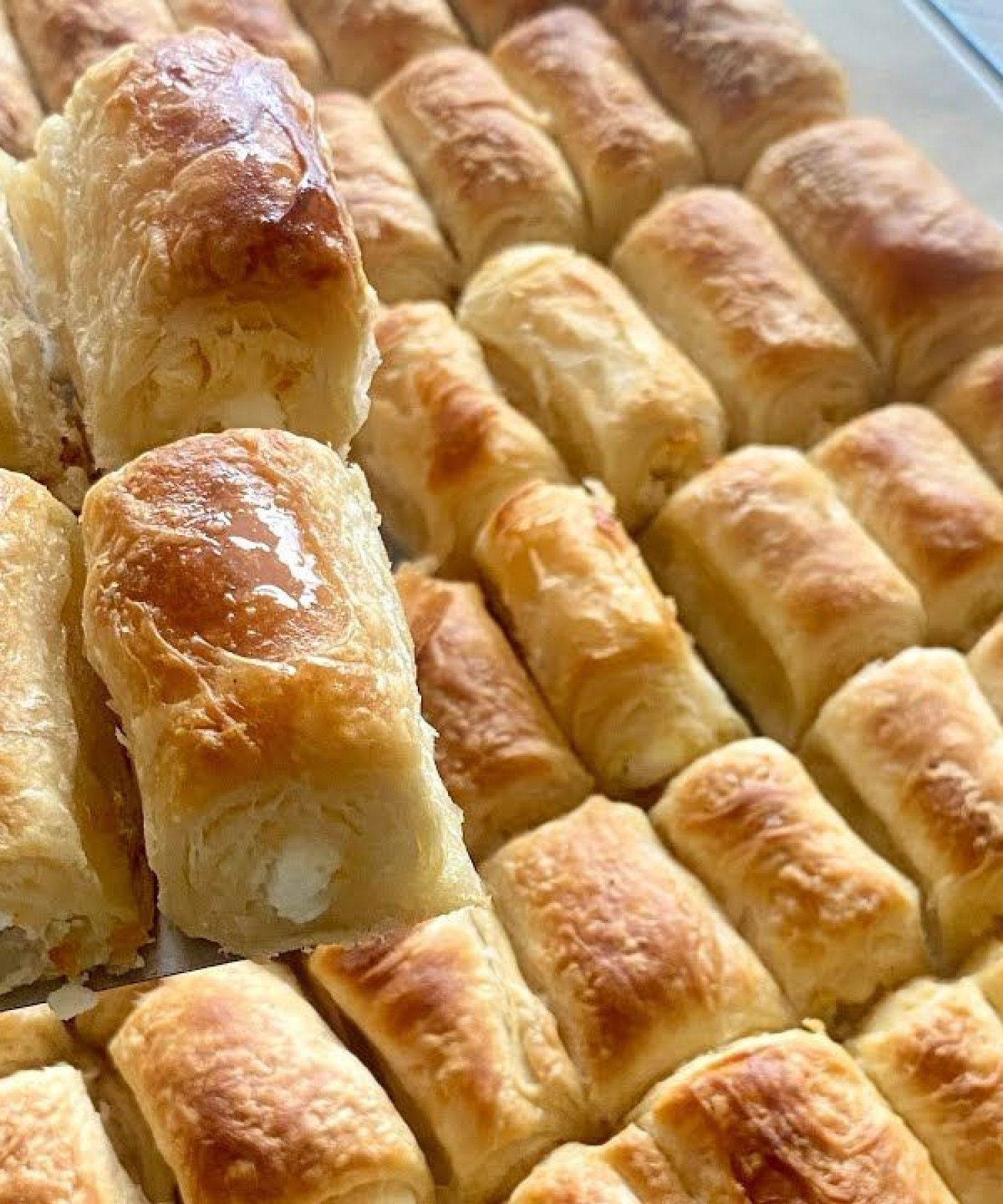 El Açması Kat Kat Peynirli Börek