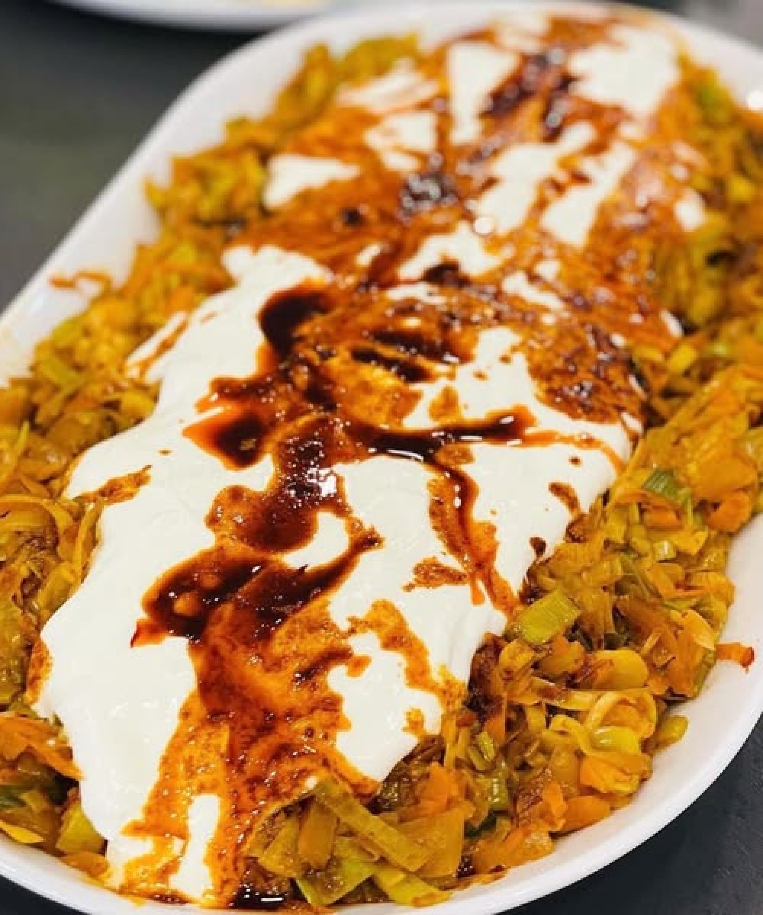 Sarımsaklı Yoğurtlu Pırasa Kavurması Tarifi
