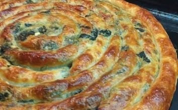 Ispanaklı Pırasalı El Açması Börek Tarifi