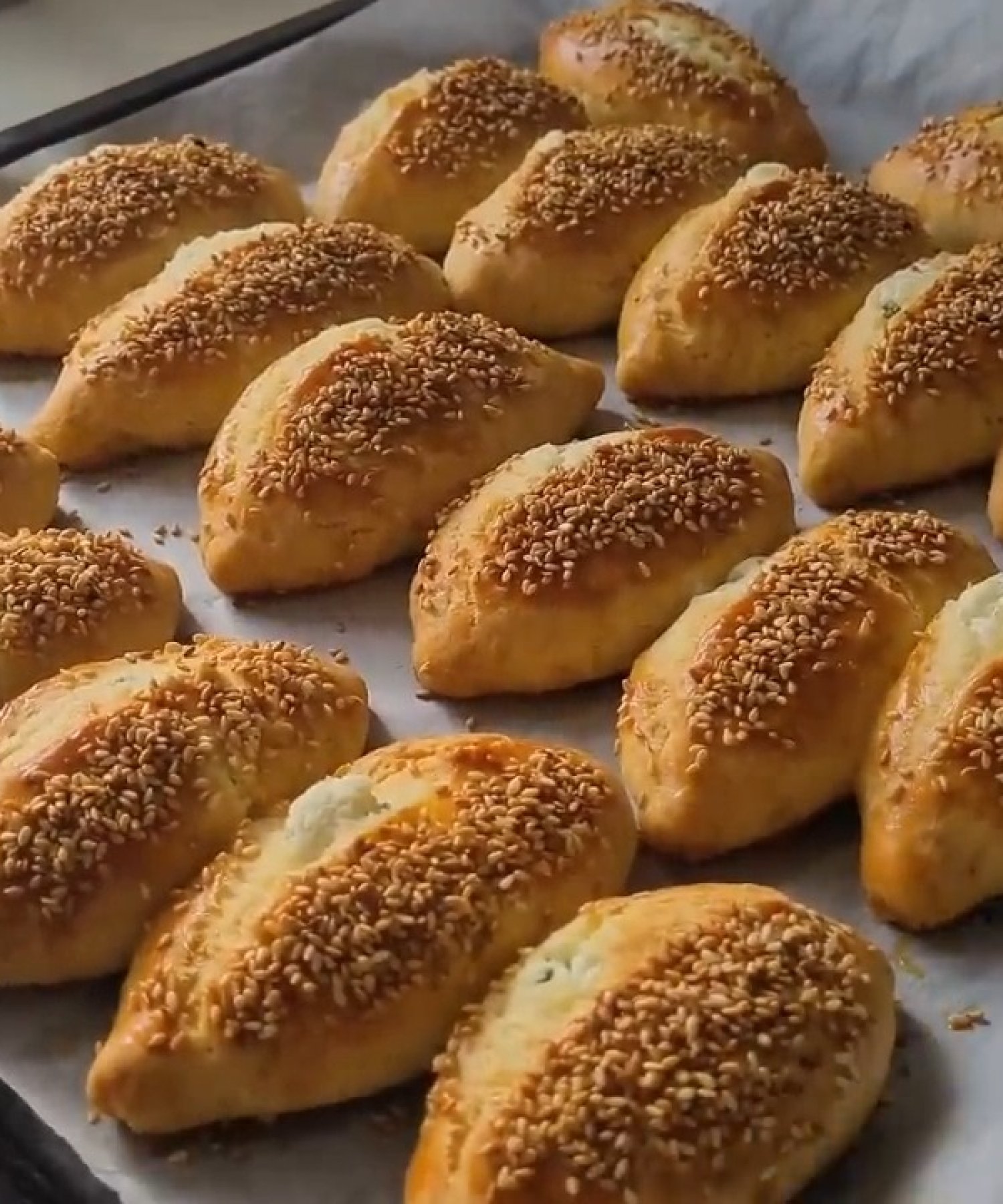 1 TEPSİ ANINDA BİTECEK MAYASIZ SIVIYAĞLI Kolay Poğaça Tarifi